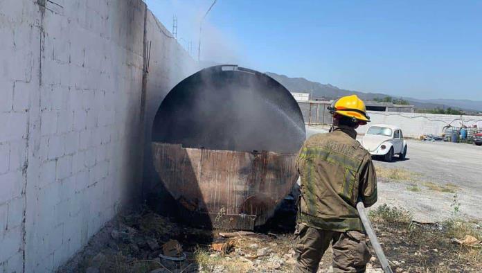 Se incendia auto tanque