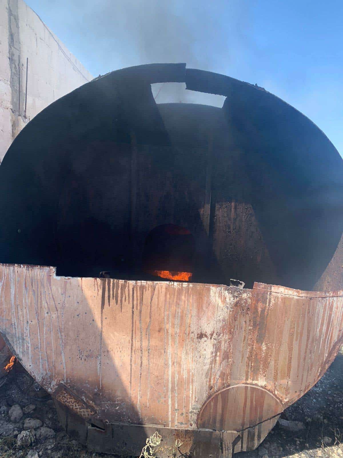Se incendia auto tanque