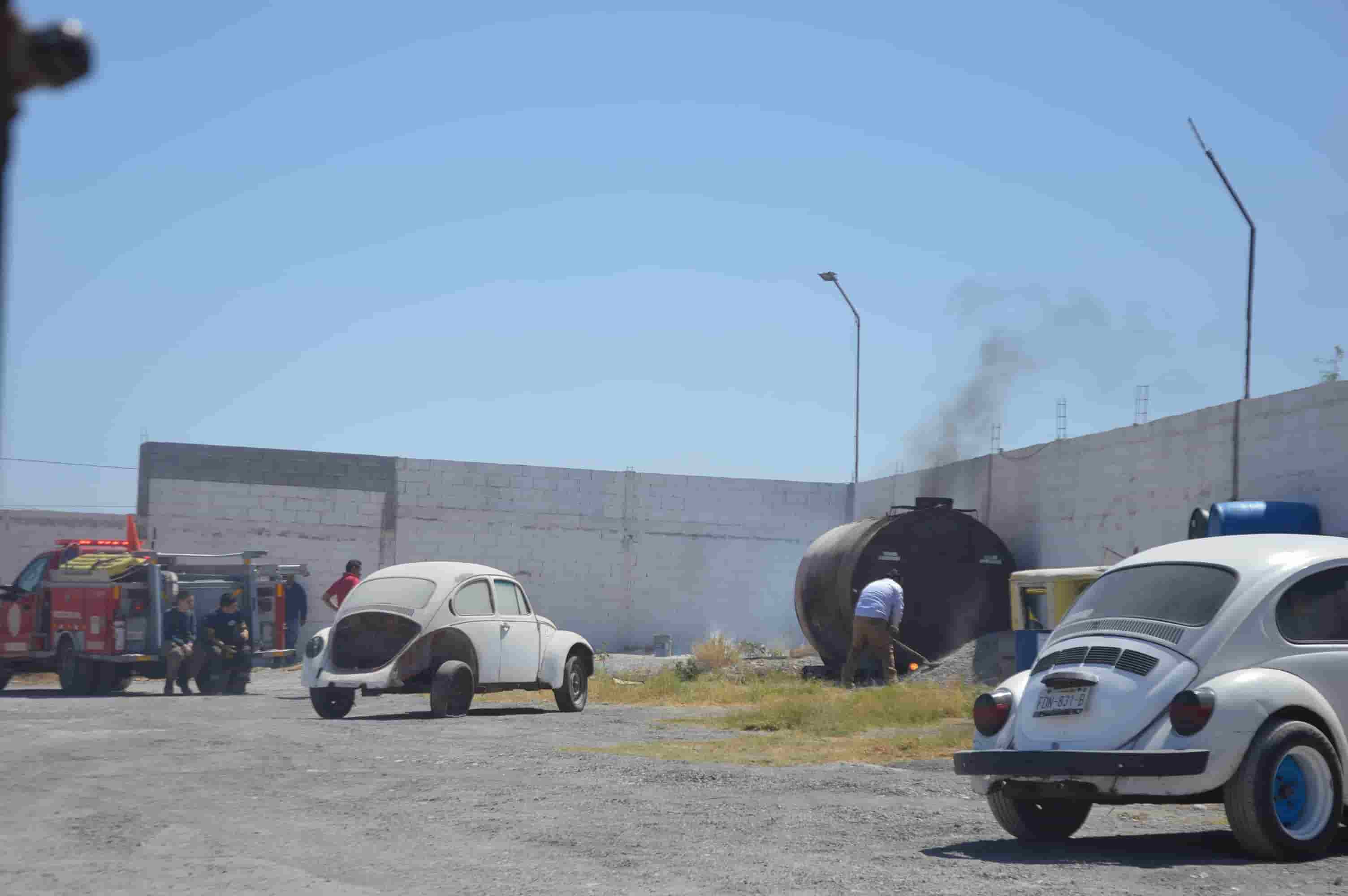 Se incendia auto tanque