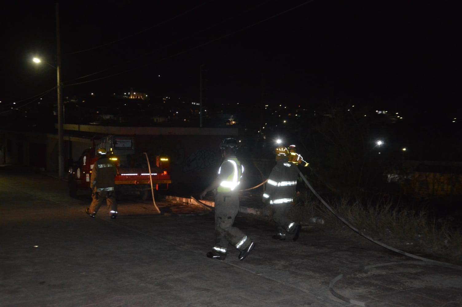 Arde baldío Por pirotecnia