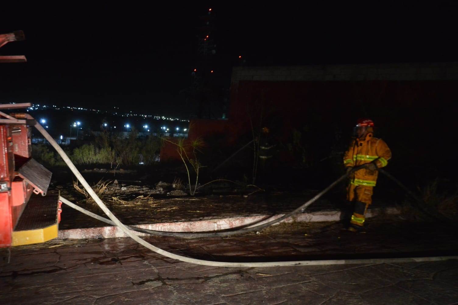 Arde baldío Por pirotecnia