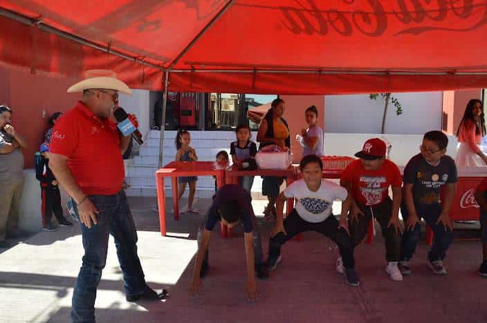 Festeja Acerera a los reyes del hogar