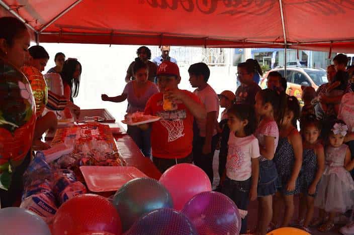 Festeja Acerera a los reyes del hogar