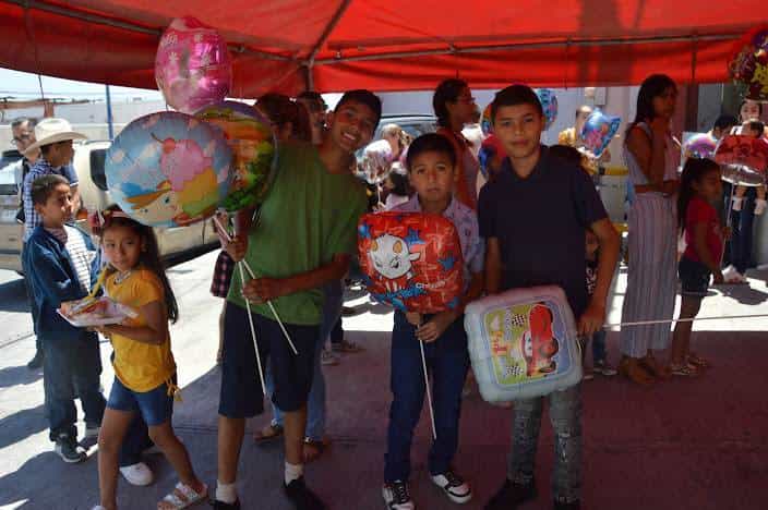 Festeja Acerera a los reyes del hogar