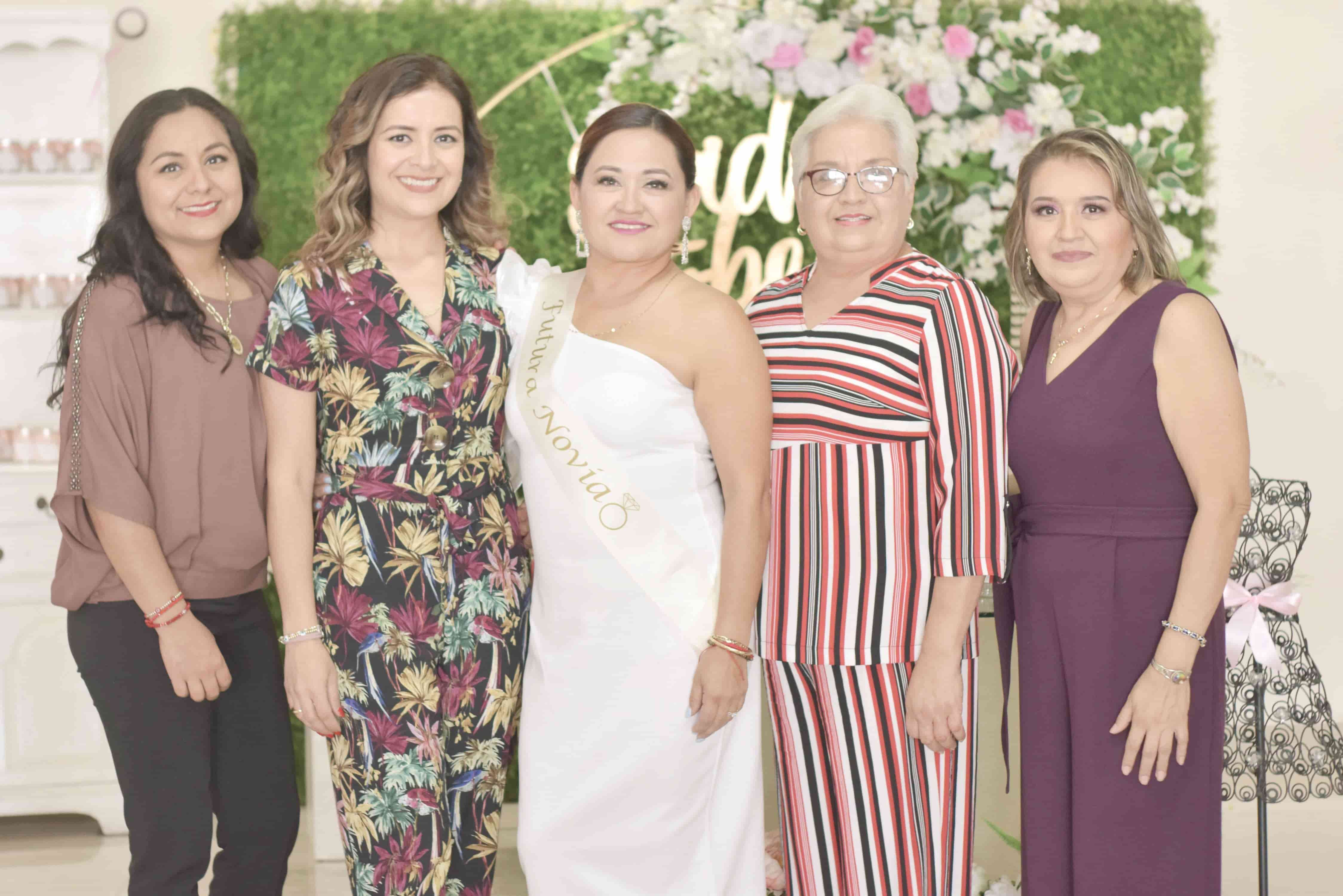 A unos pasos del altar