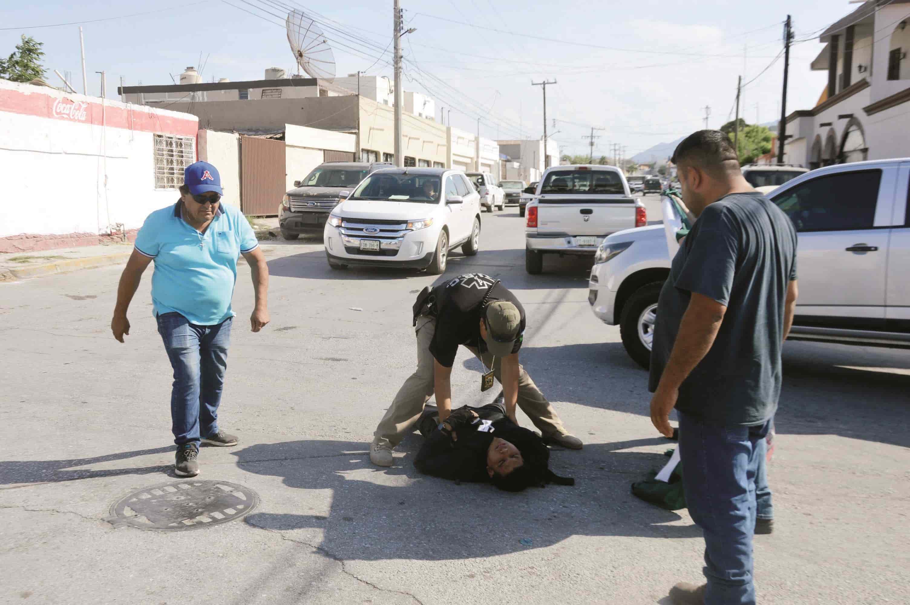 Saca moto de corralón y choca