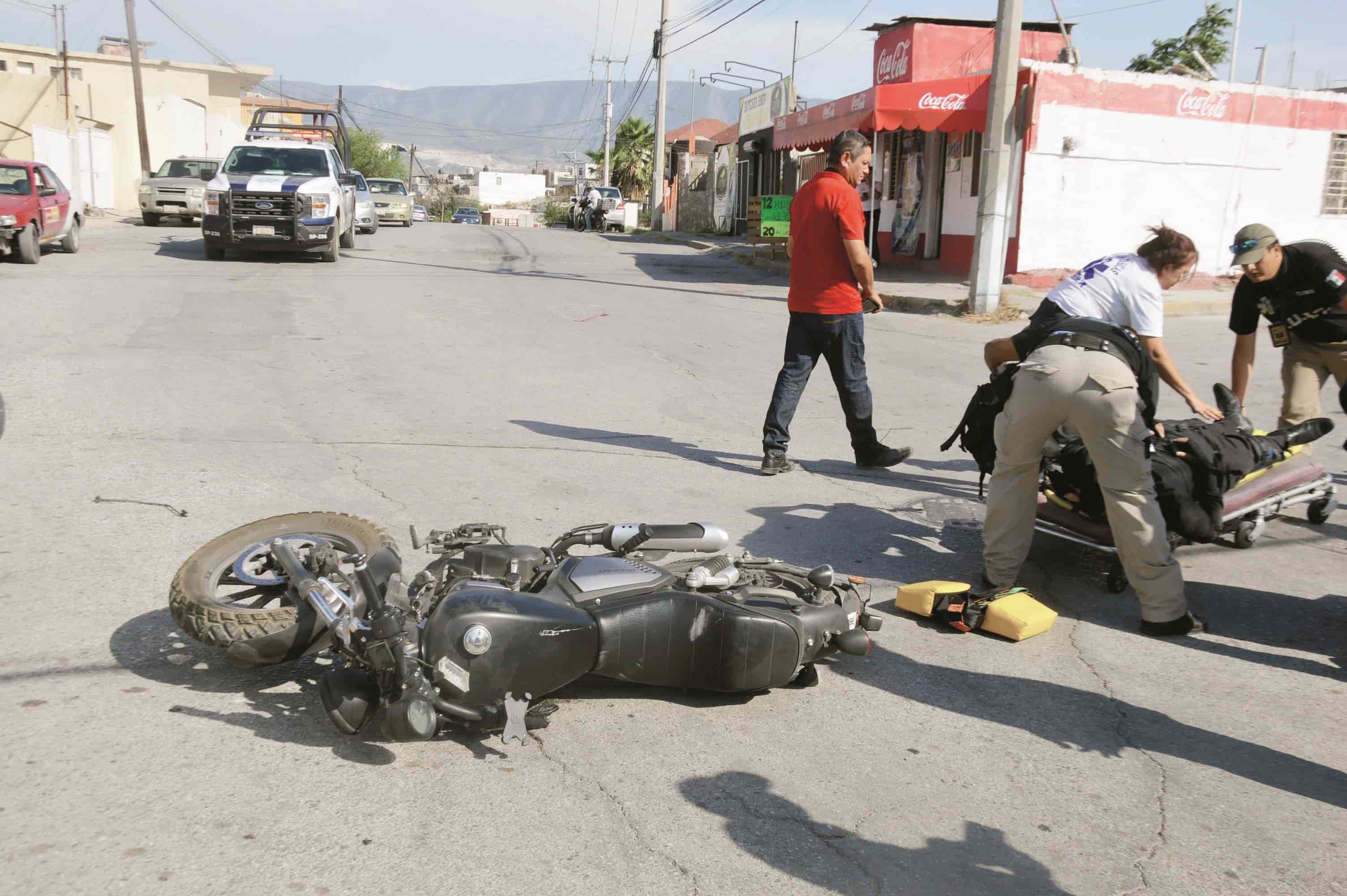 Saca moto de corralón y choca