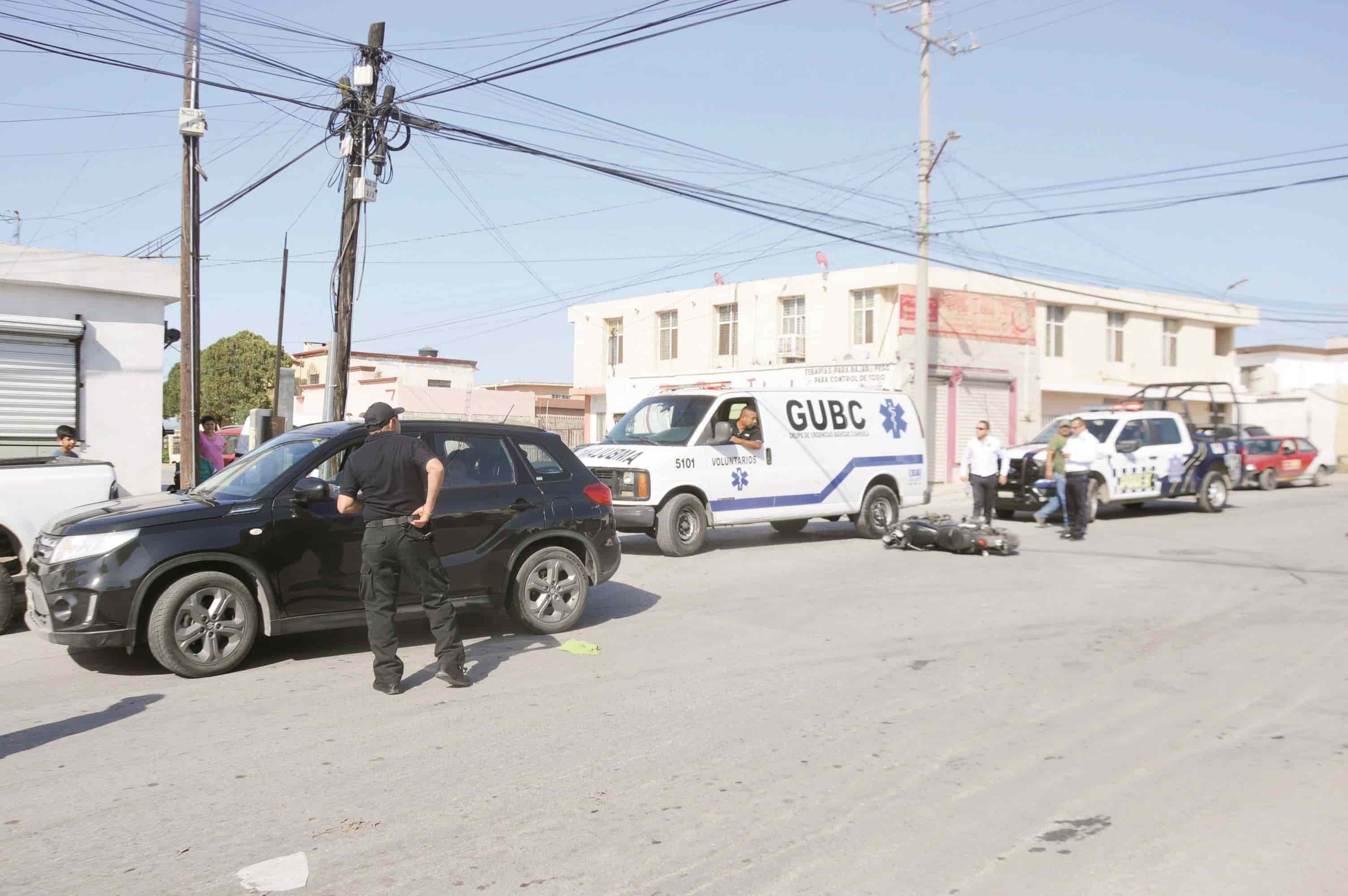 Saca moto de corralón y choca