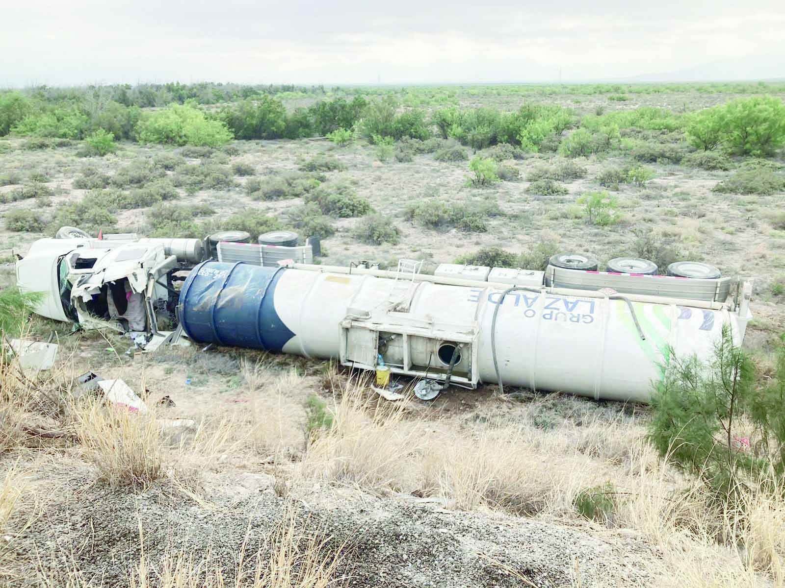 Vuelca pipa cargada de gasolina y diésel