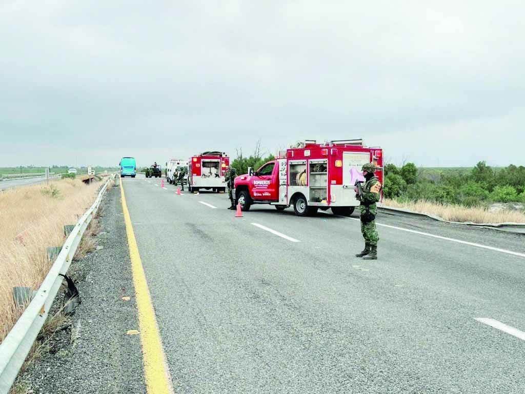 Vuelca pipa cargada de gasolina y diésel