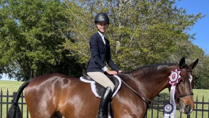 Muere adolescente al caerle su caballo en la cabeza durante una competición