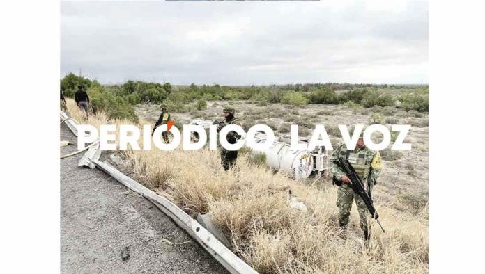Vuelca pipa cargada de gasolina y diésel