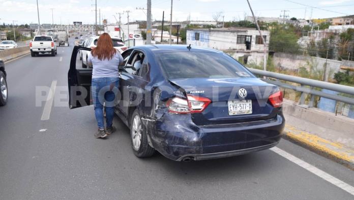 Se le ‘queda’ en puente y la chocan