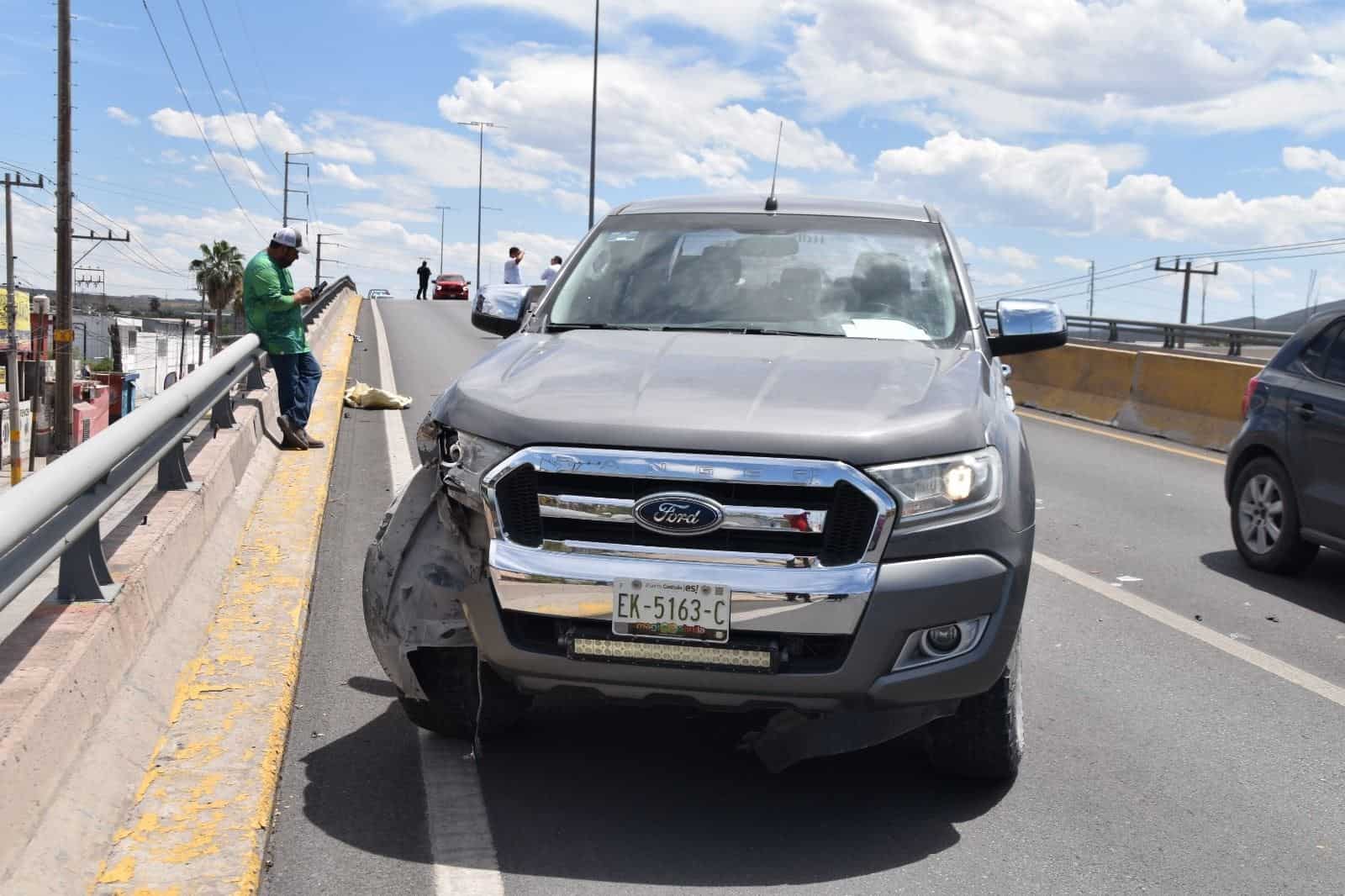 Se le ‘queda’ en puente y la chocan