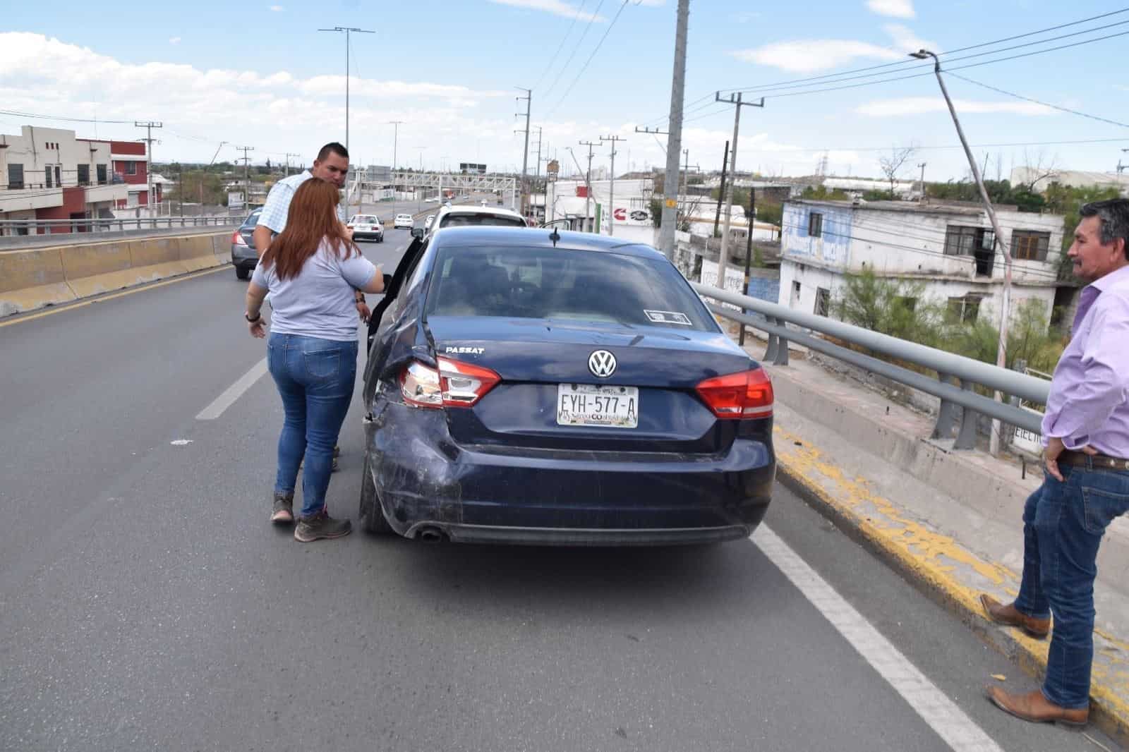 Se le ‘queda’ en puente y la chocan