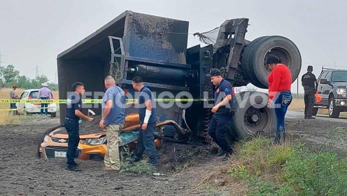 Tragedia en Nava: Fallece pareja tras caerle un trailer carbonero