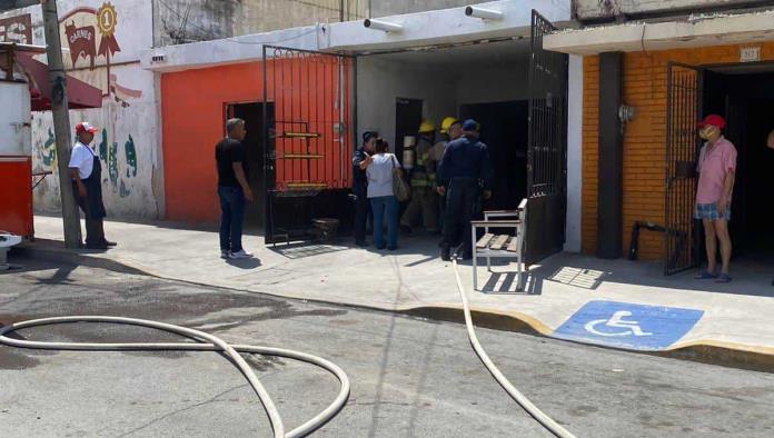 Incendia casa de sus padres