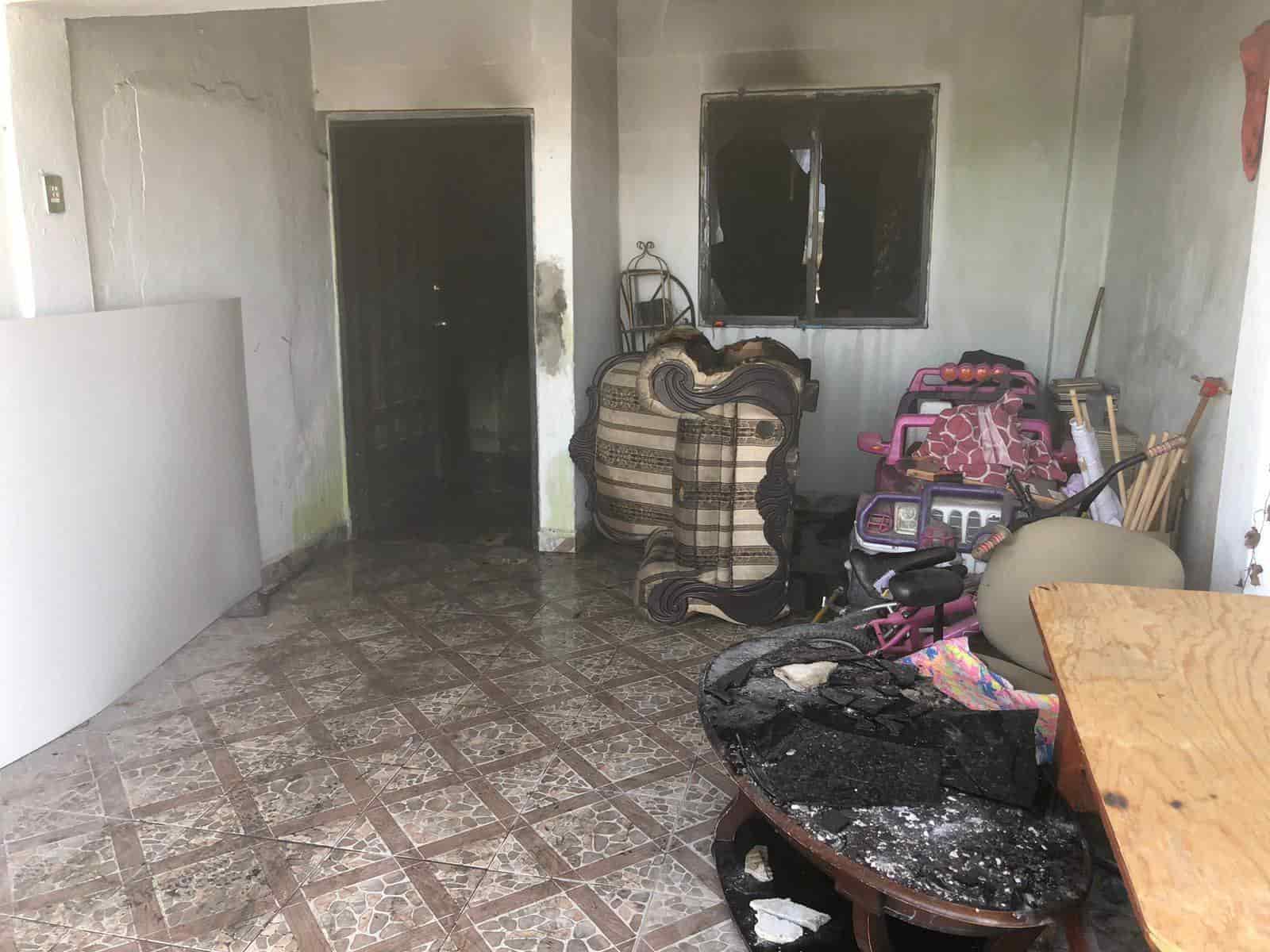 Incendia casa de sus padres