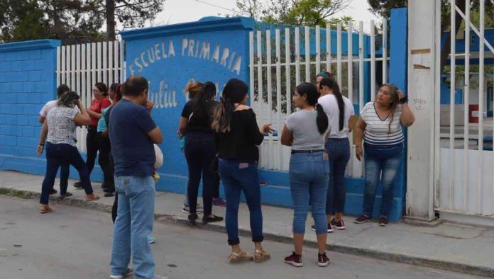 Firmes padres en salida de Directora de la Primaria Ford