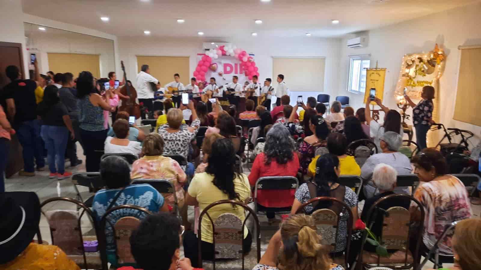 Festejan a mamás en el DIF Frontera