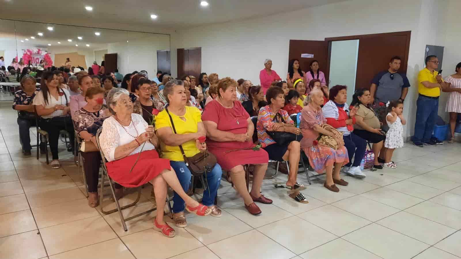 Festejan a mamás en el DIF Frontera