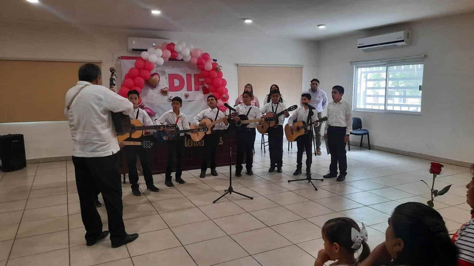 Festejan a mamás en el DIF Frontera