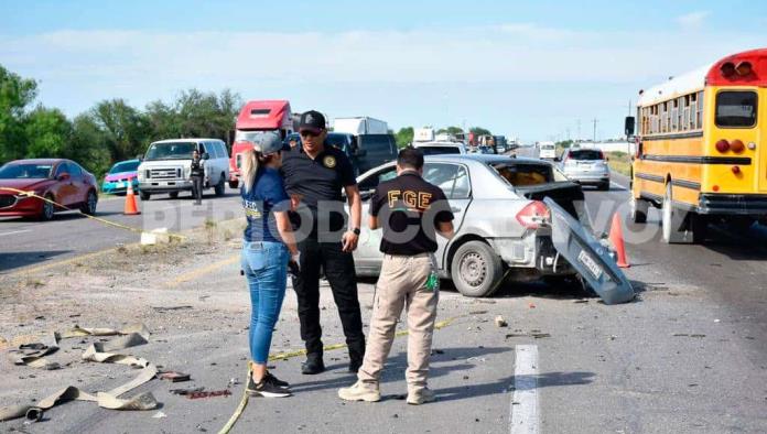 Fatal encontronazo en la 57 deja un muerto y 3 estudiantes lesionados