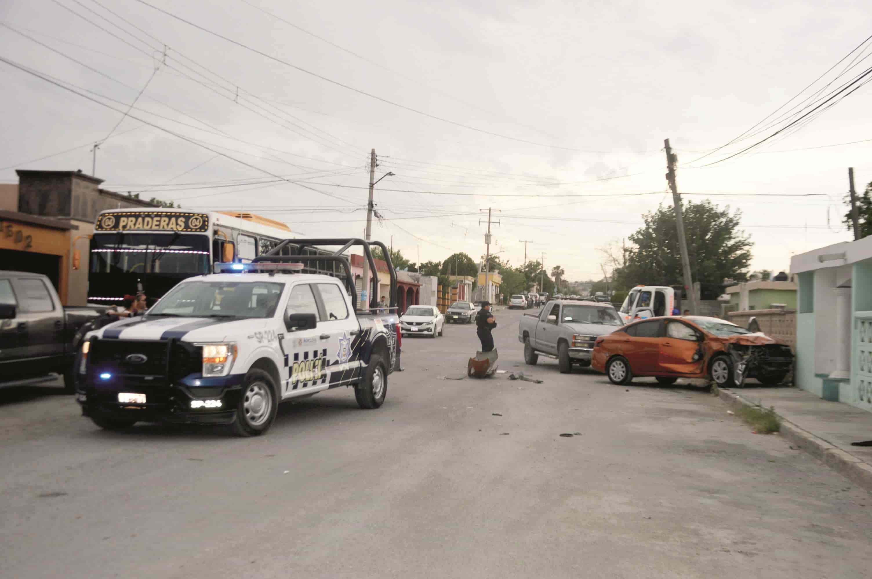 Choca contra camión y se embarra en barda