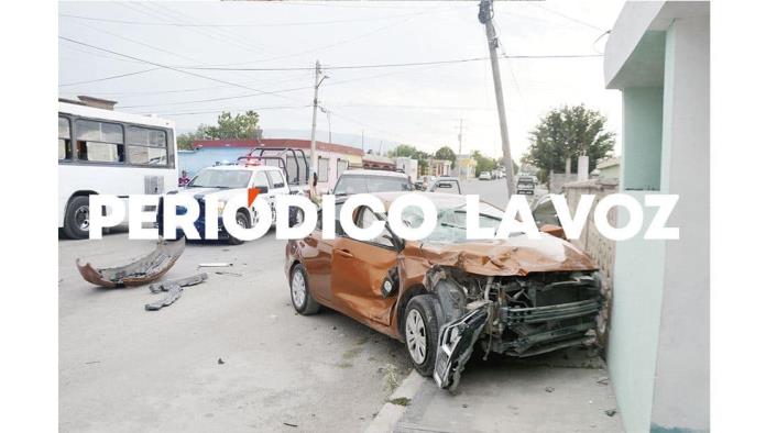 Choca contra camión y se embarra en barda