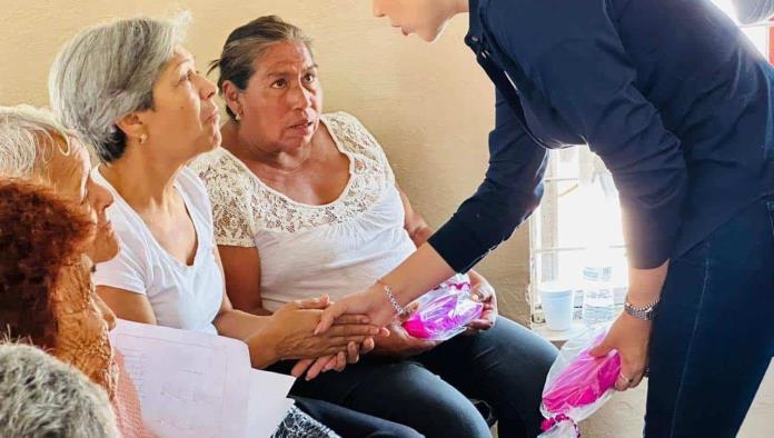 Festeja Tania Flores A reinas del hogar