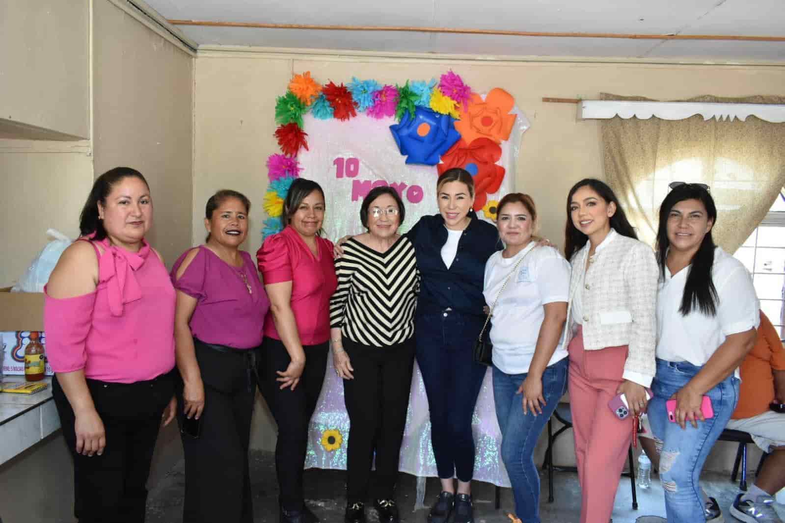 Festeja Tania Flores A reinas del hogar