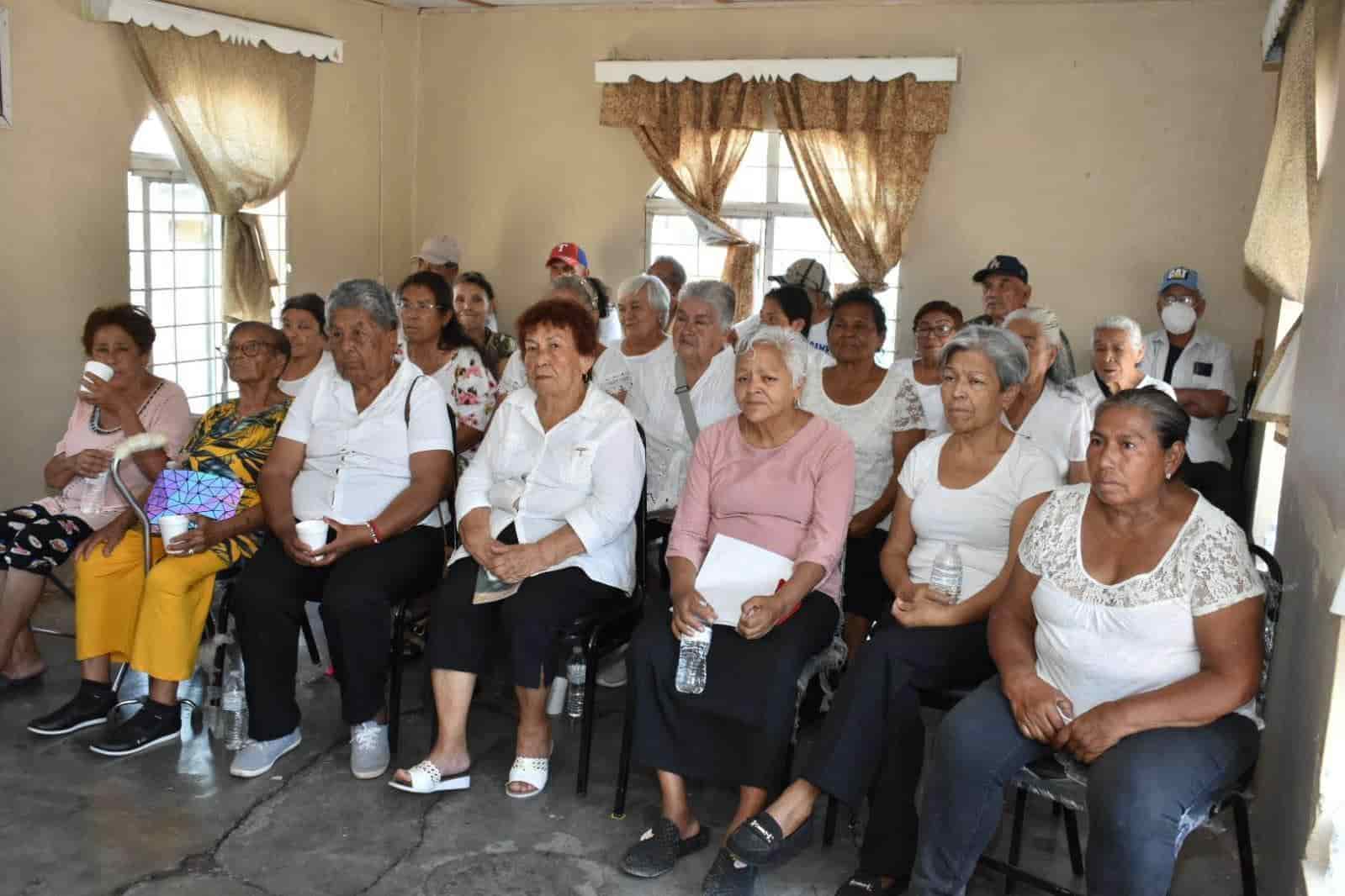 Festeja Tania Flores A reinas del hogar