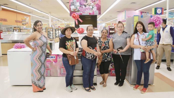 Festeja Gutiérrez a las reinas del hogar