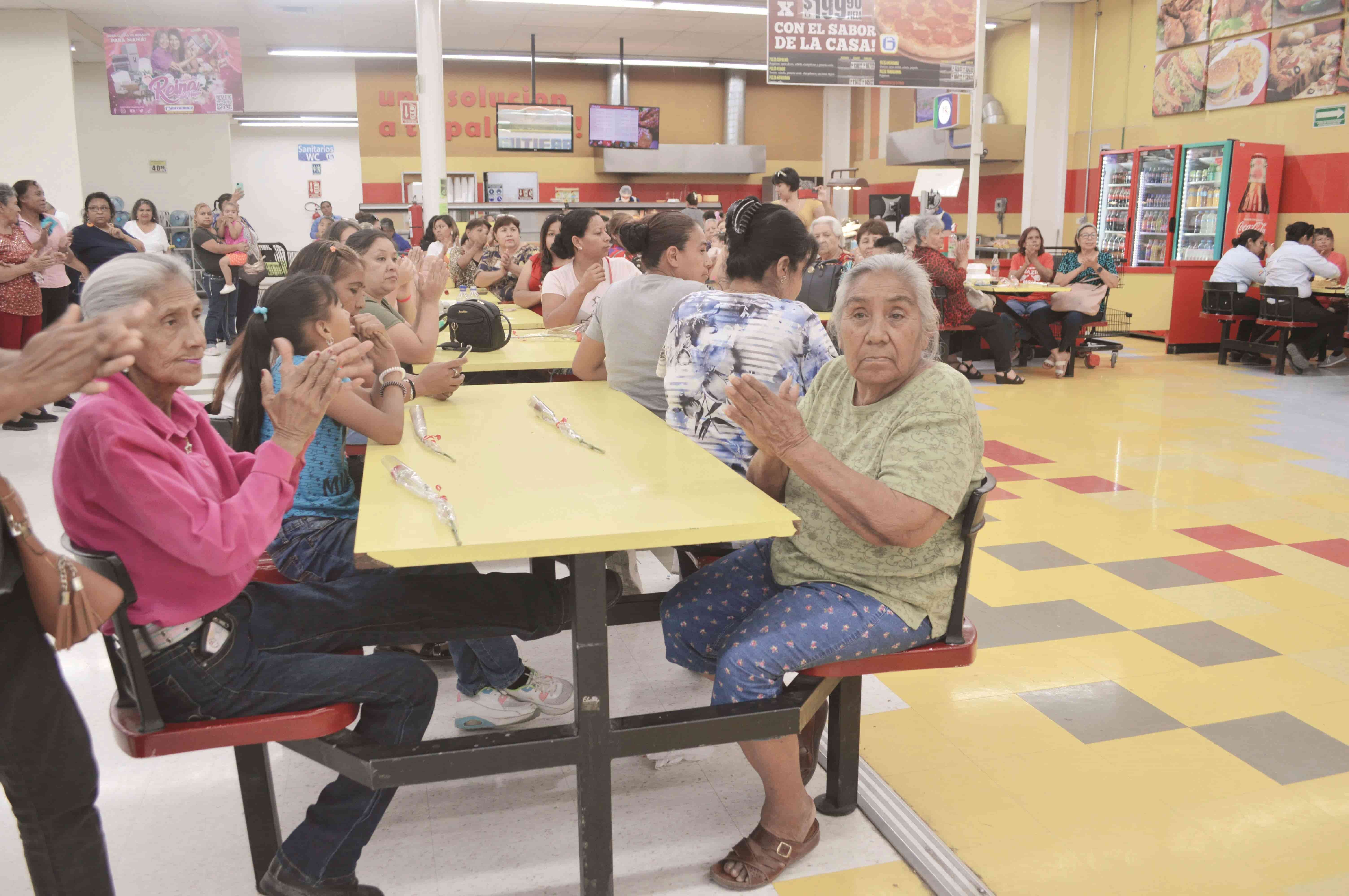 Festeja Gutiérrez a las reinas del hogar
