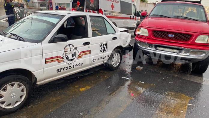 Le pega a taxi y lesiona a pasajera