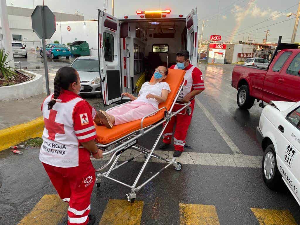 Le pega a taxi y lesiona a pasajera
