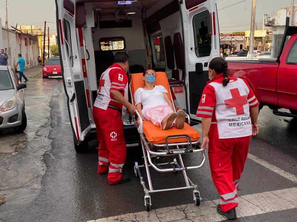 Le pega a taxi y lesiona a pasajera