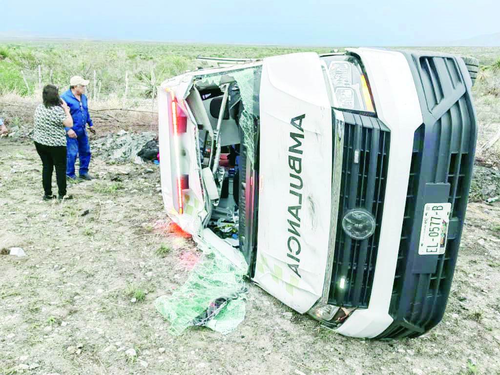 Vuelca ambulancia