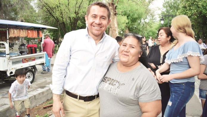 Festeja Hugo a las madres
