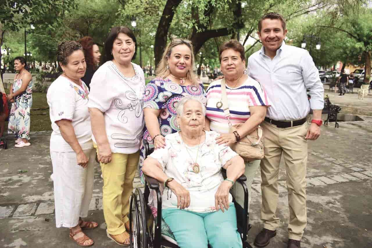 Festeja Hugo a las madres