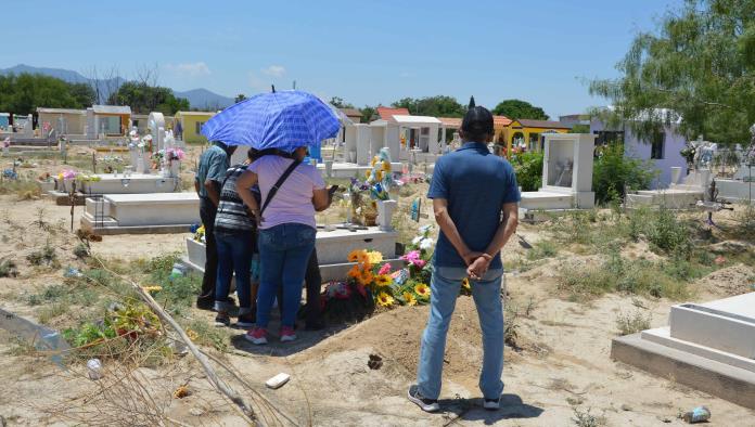 Visitan a su Madre en El panteón