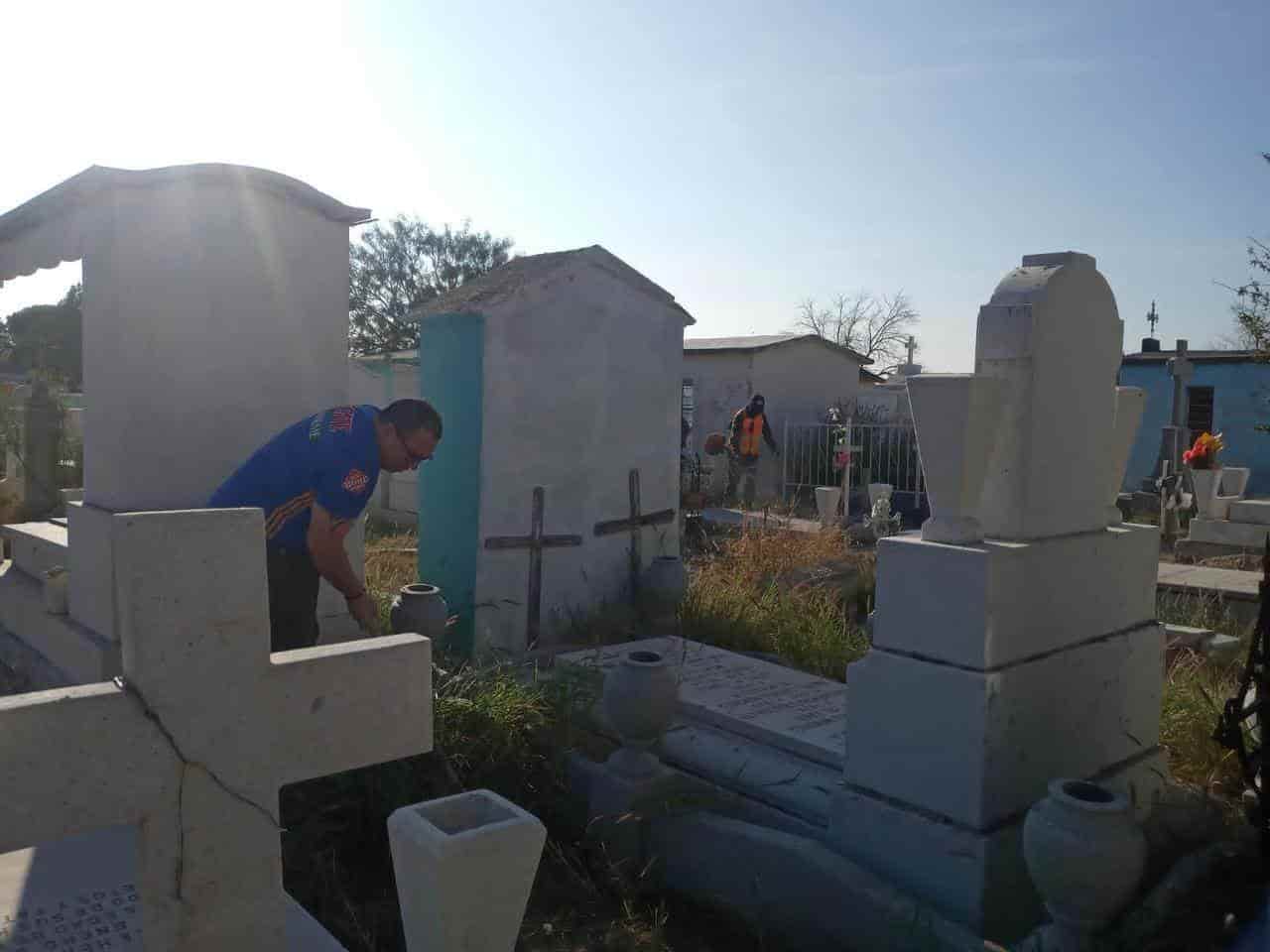 Visitan a su Madre en El panteón