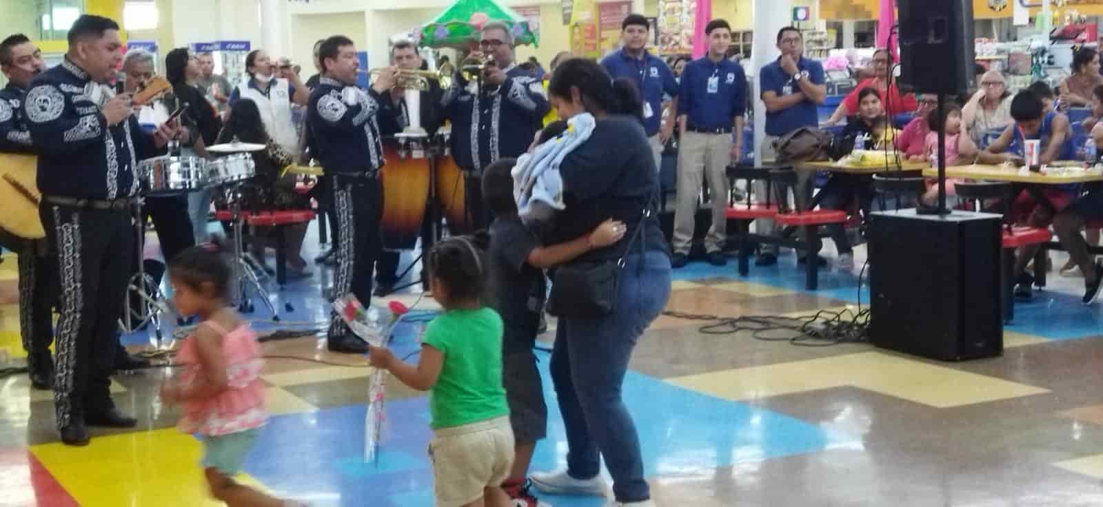 Festeja Súper Gutiérrez a las reinas del hogar