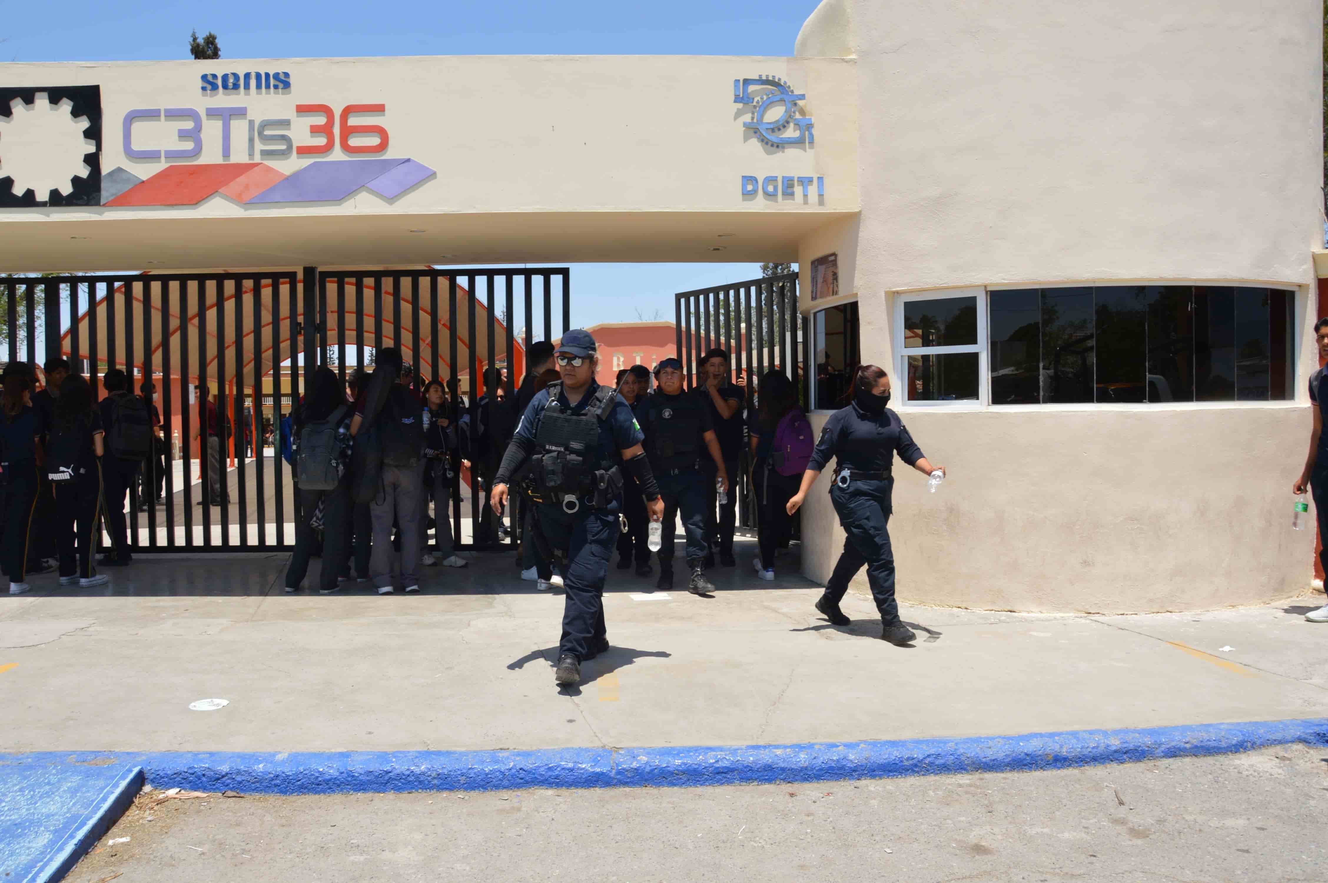 Amenaza alumno con “plomear” a maestros