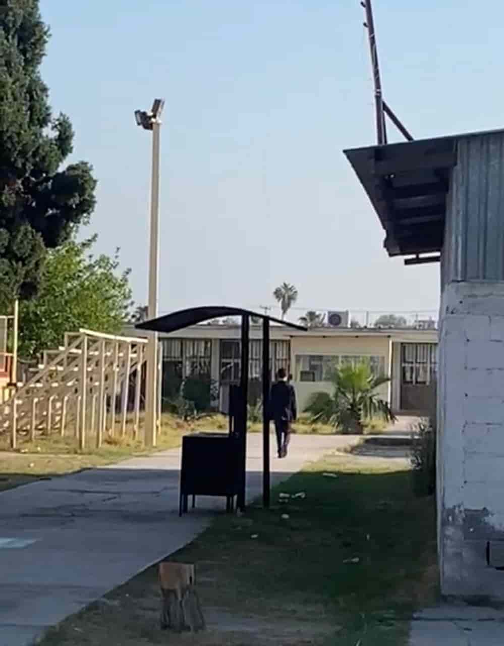 Amenaza alumno con “plomear” a maestros