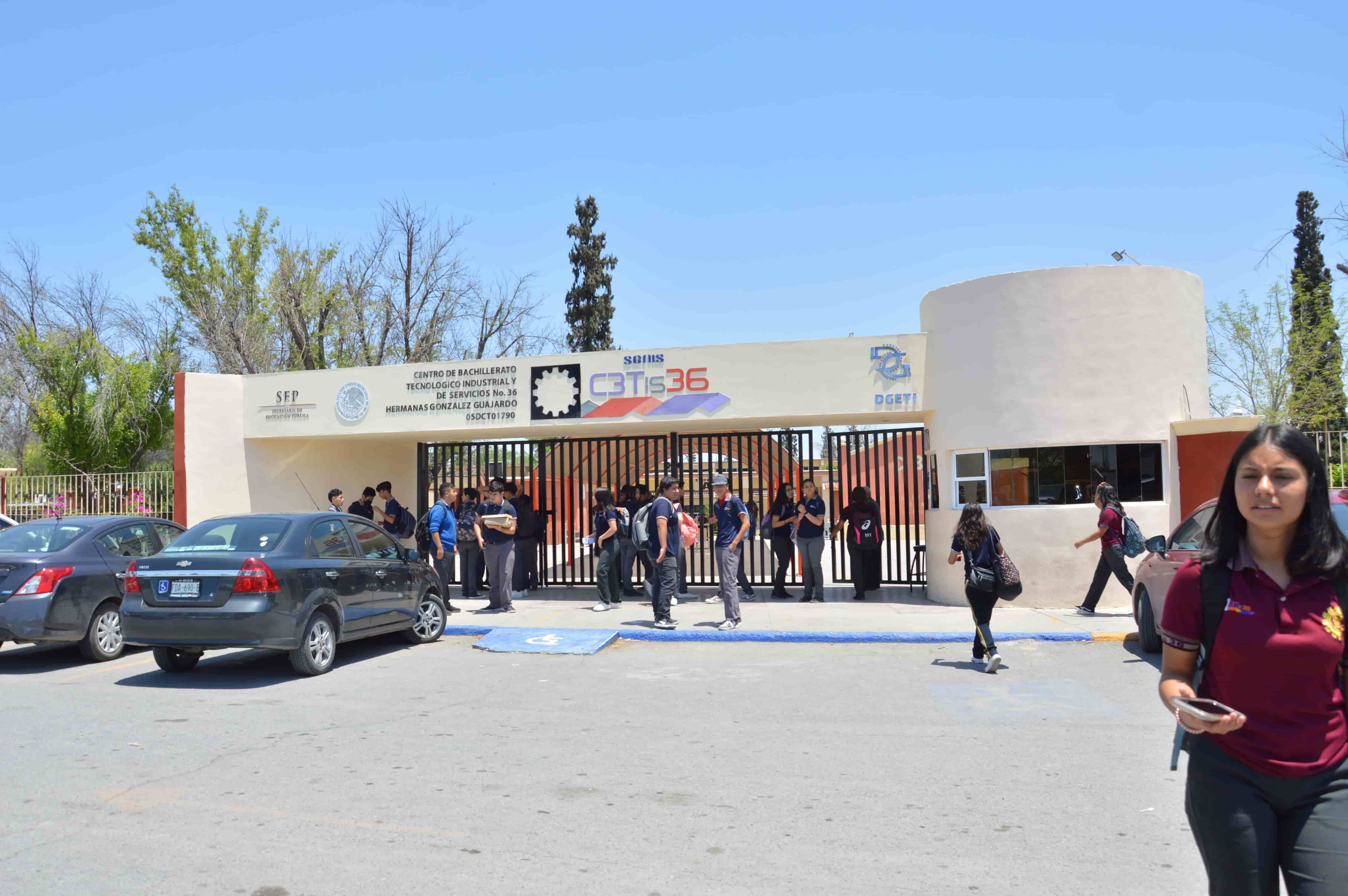 Amenaza alumno con “plomear” a maestros