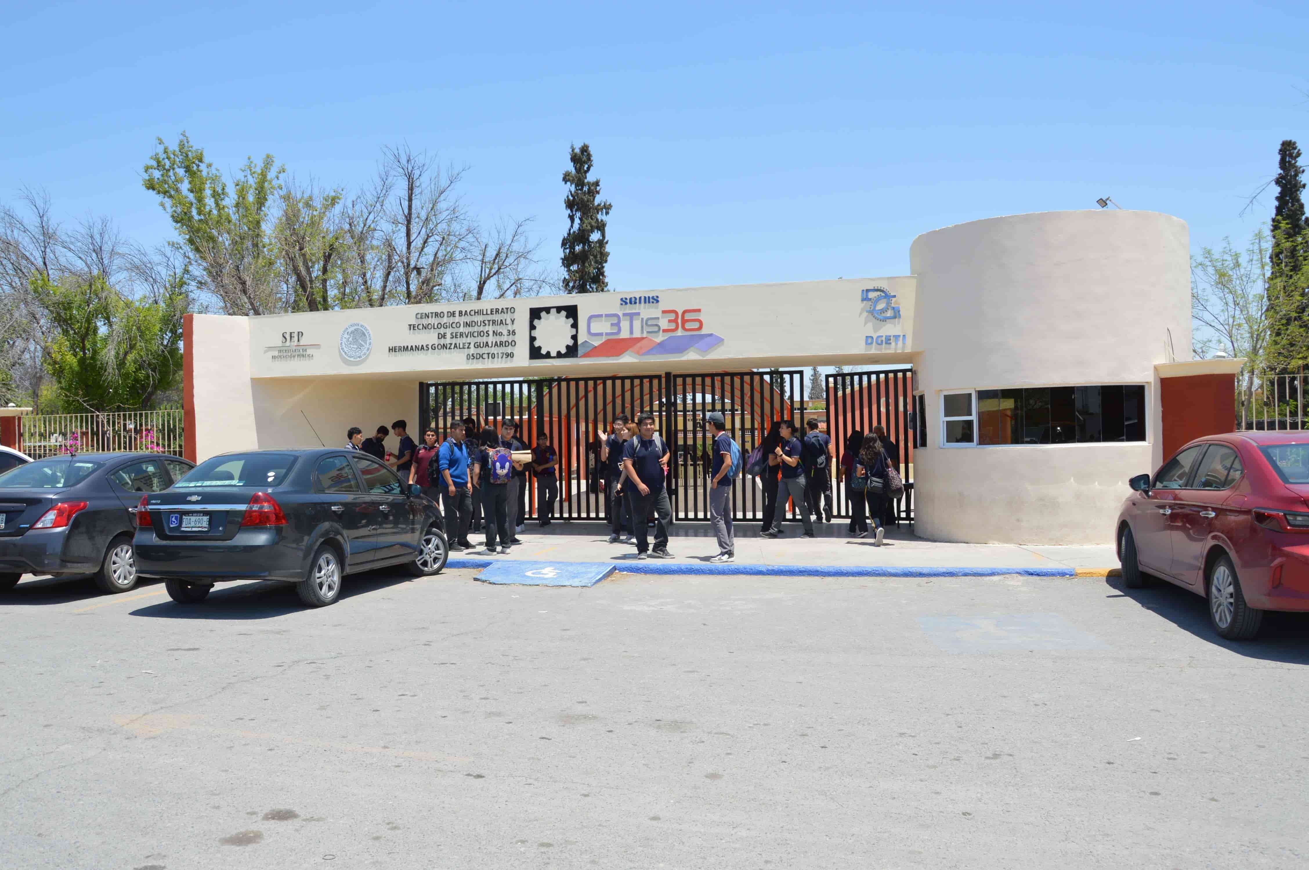 Amenaza alumno con “plomear” a maestros