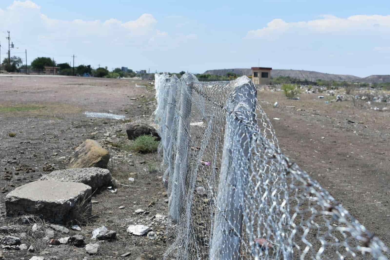 Resguardan antiguo basurero con malla