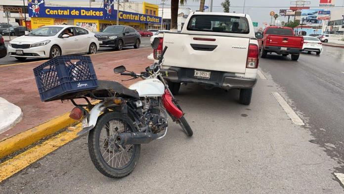 Estampa moto en camioneta