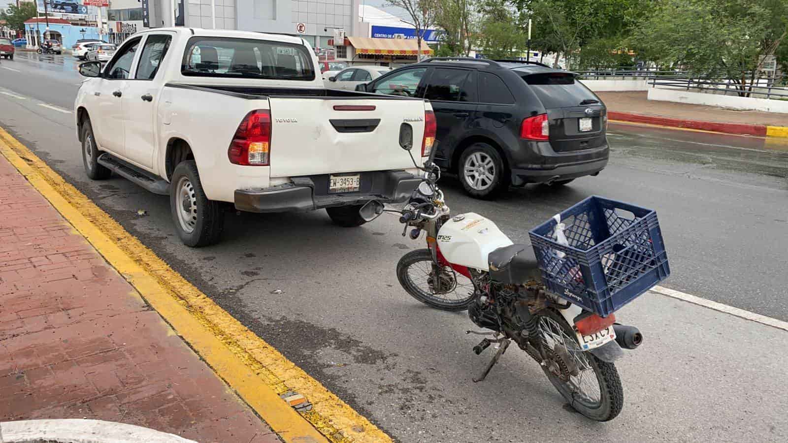 Estampa moto en camioneta
